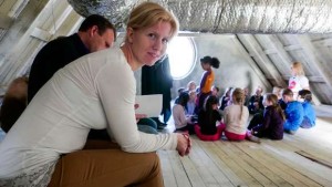 Varaordfører Maria S. Fjellstad (V) stilte for å observere dramatimen. Foto: Øivind Arvola. Klikk på bildet for hele artikkelen i Harstad Tidende. 
